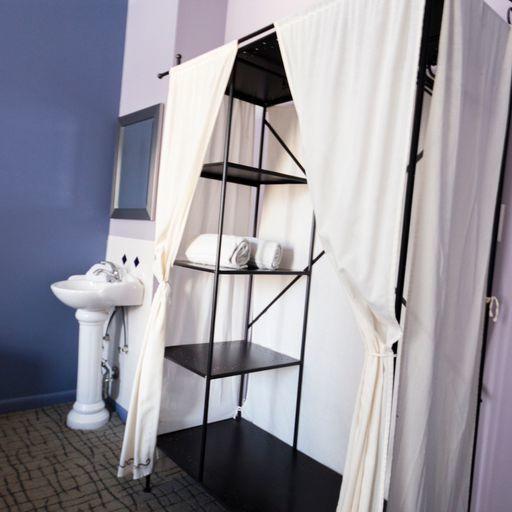 Cama individual en dormitorio mixto